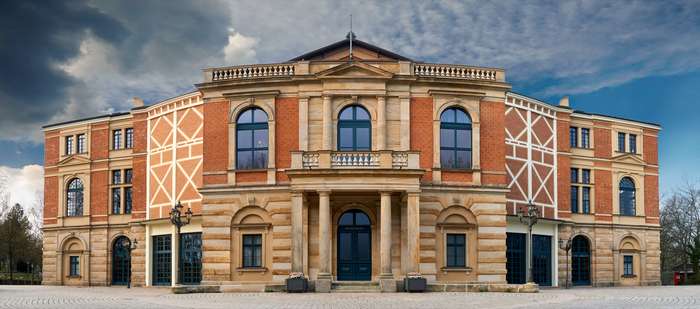 Im Wagner Festspielhaus in Bayreuth haben schon die bekanntesten Opernsänger gesungen ( Foto: Adobe Stock - Elke ) 