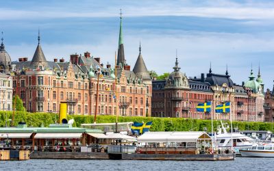 Wenn du während deiner Stadtbesichtigung in Stockholm eine kleine Pause einlegen möchtest, findest du am Strandvagen eine wunderschöne Oase mit herrlicher Aussicht. (Foto: AdobeStock - Mistervlad 282083606)